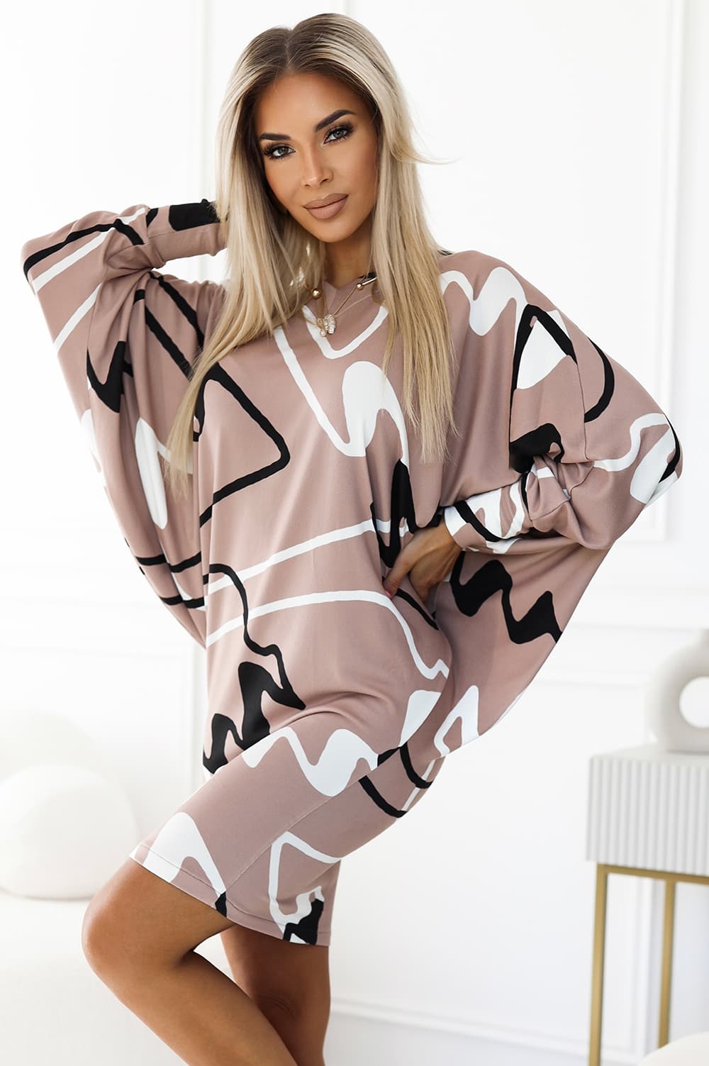 402-8 Rochie confortabilă de liliac cu decolteu - bej cu model alb-negru
