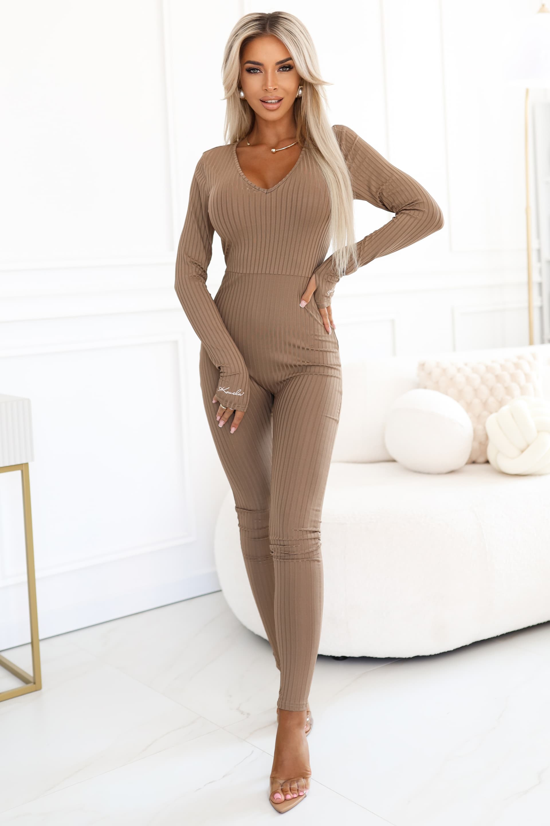 619-1 Salopetă de damă confortabilă și elegantă, cu decolteu, cu nervuri - spumă mocha