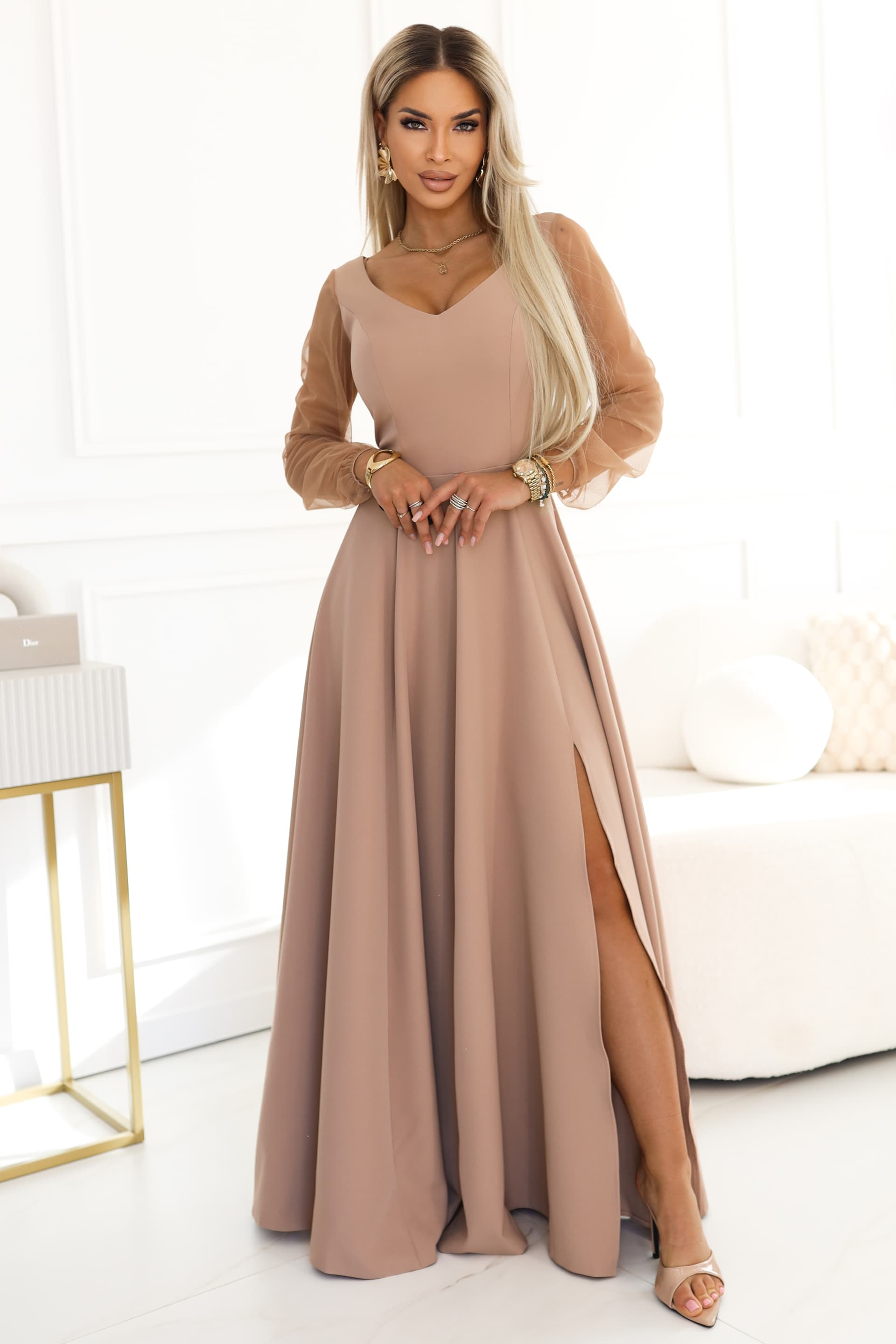 640-4 LORETTA Rochie lungă unică cu mâneci din tulle și decolteu - bej